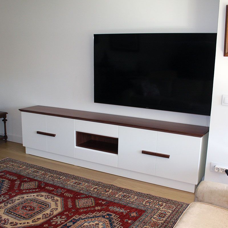 Mueble de televisión en madera de nogal y lacado