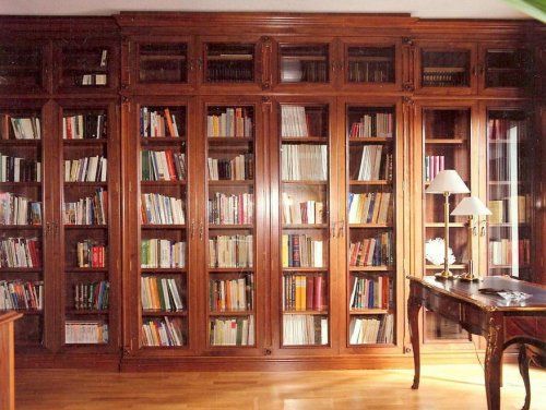 Biblioteca cerrada con puertas