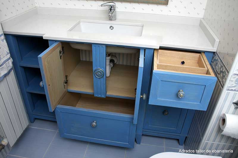 Mueble de baño con lavado de madera de fresco azul con cajones abiertos