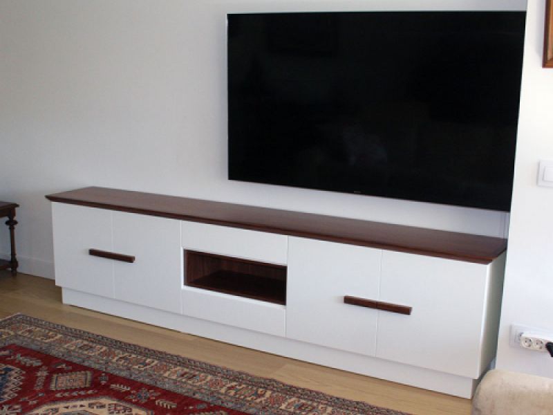 Mueble de televisión en madera de nogal y lacado