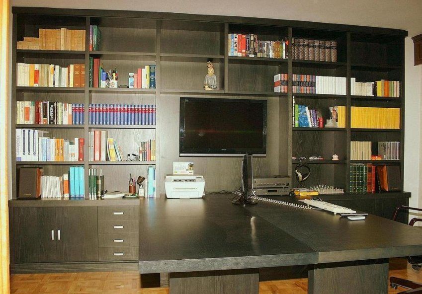 Libreria y mesas de trabajo.