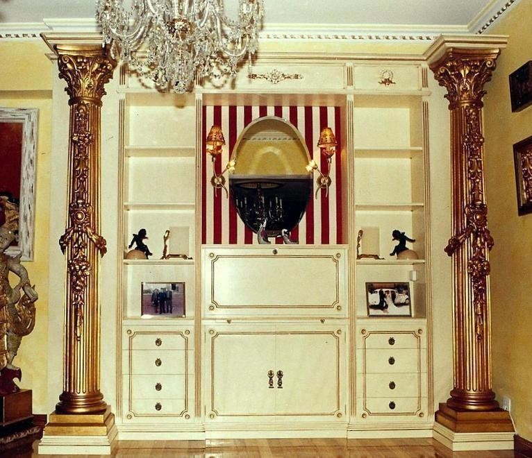 Libreria enmarcada entre columnas doradas.