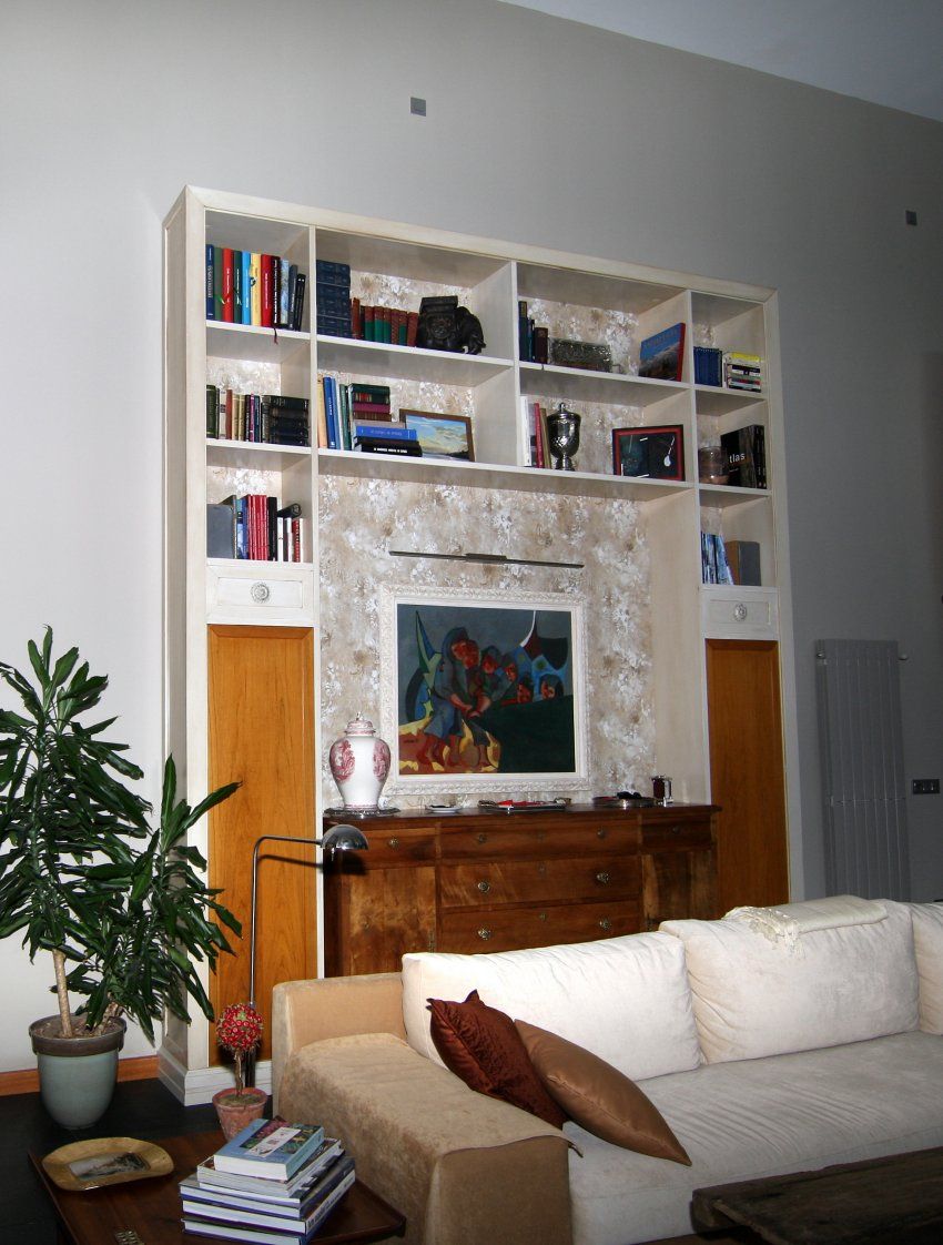 Traseras forradas con papel pintado.