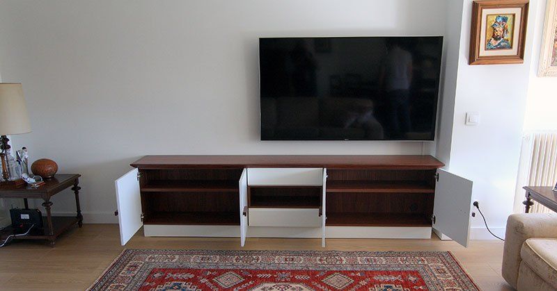 Mueble de televisión en nogal y laca