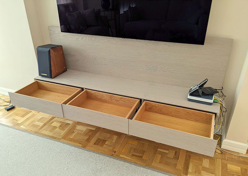 Mueble televisión en roble teñido de aceite