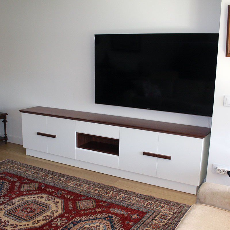Mueble de televisión en nogal y laca