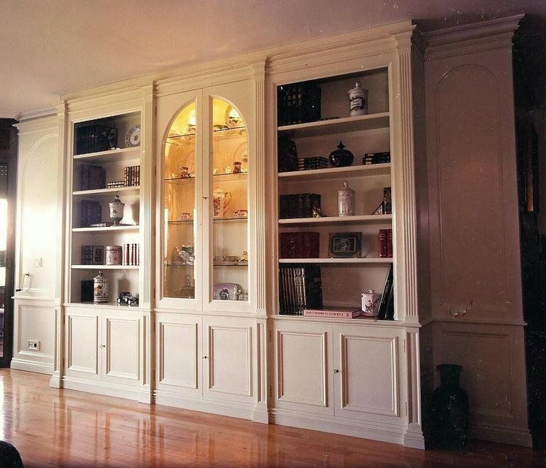 Librería lacada con vitrina