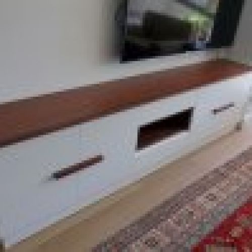 Mueble de televisión en nogal y laca