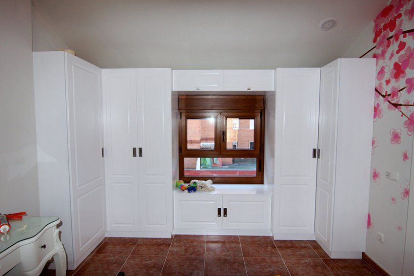 Armario en escuadra lacado