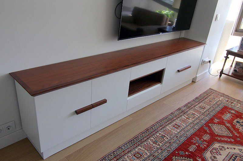 Mueble de televisión en nogal y laca