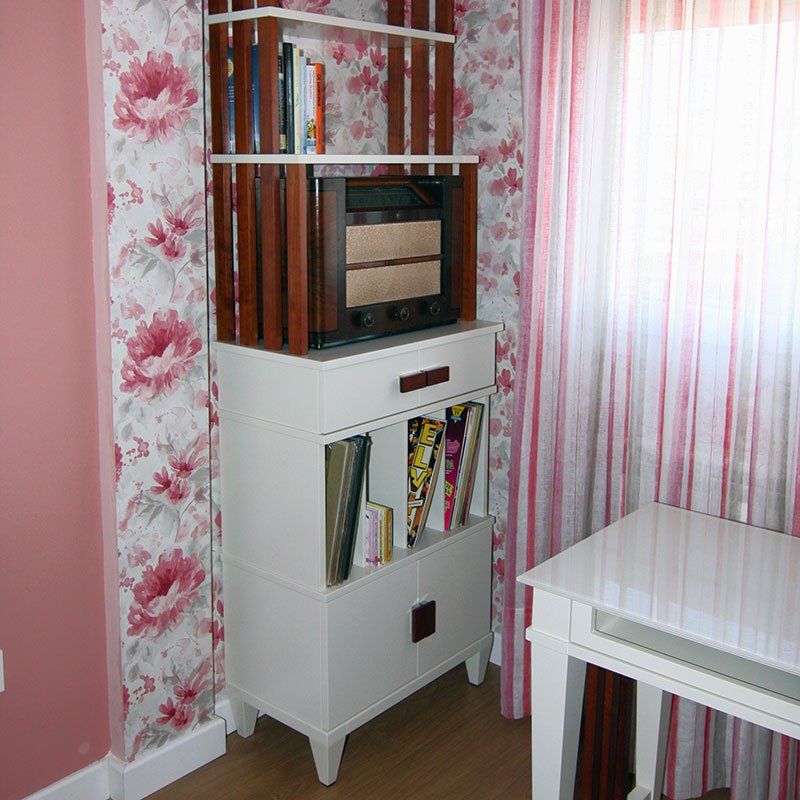 Librero en laca y cerezo