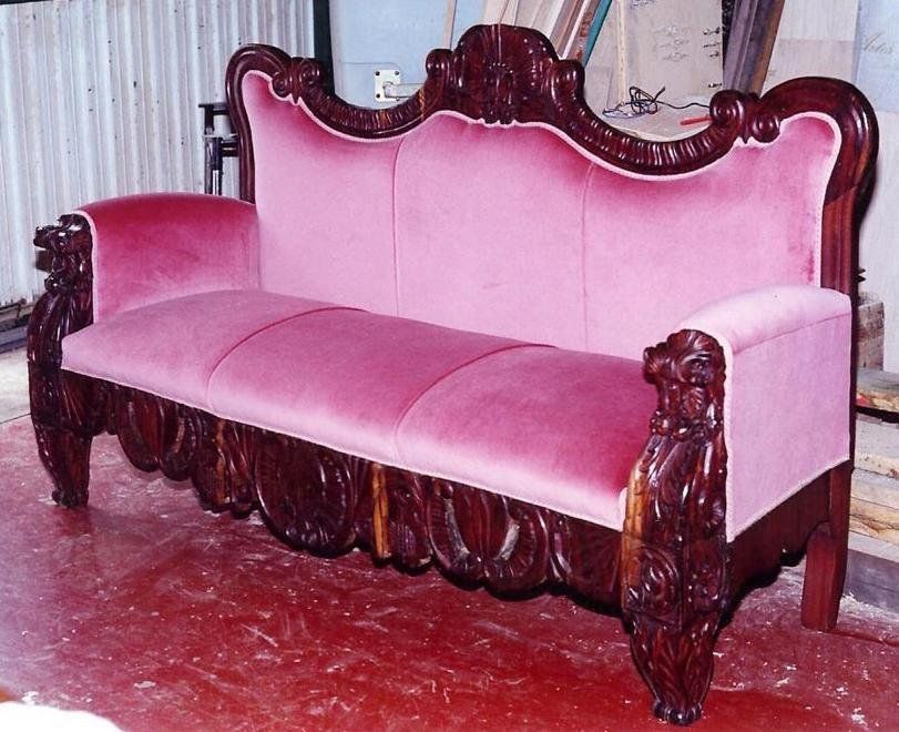 Sofa de caoba tapizado