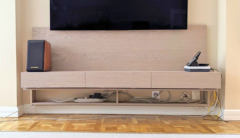 Mueble televisión en roble teñido de aceite