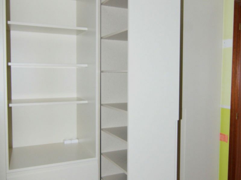 Armario de puertas lacadas con uñero de color blanco