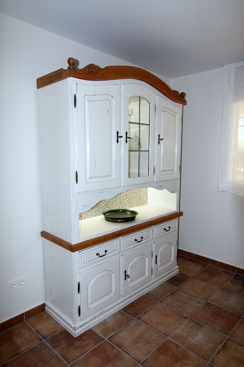 Vitrina de madera lacada en blanco