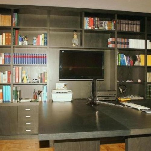 Libreria y mesas de trabajo.