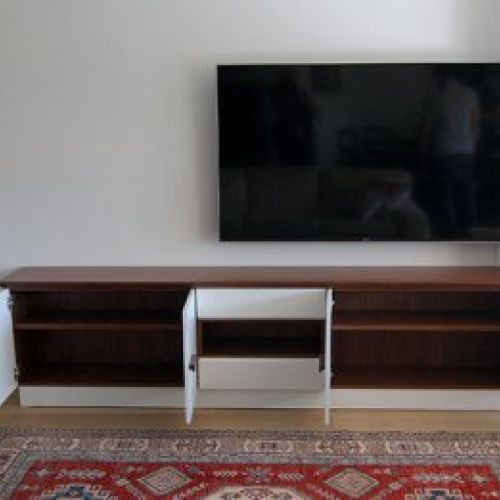 Mueble de televisión en nogal y laca