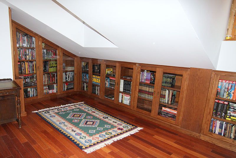 Buhardilla con librería integrada en la pared