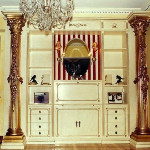 Libreria enmarcada entre columnas doradas.