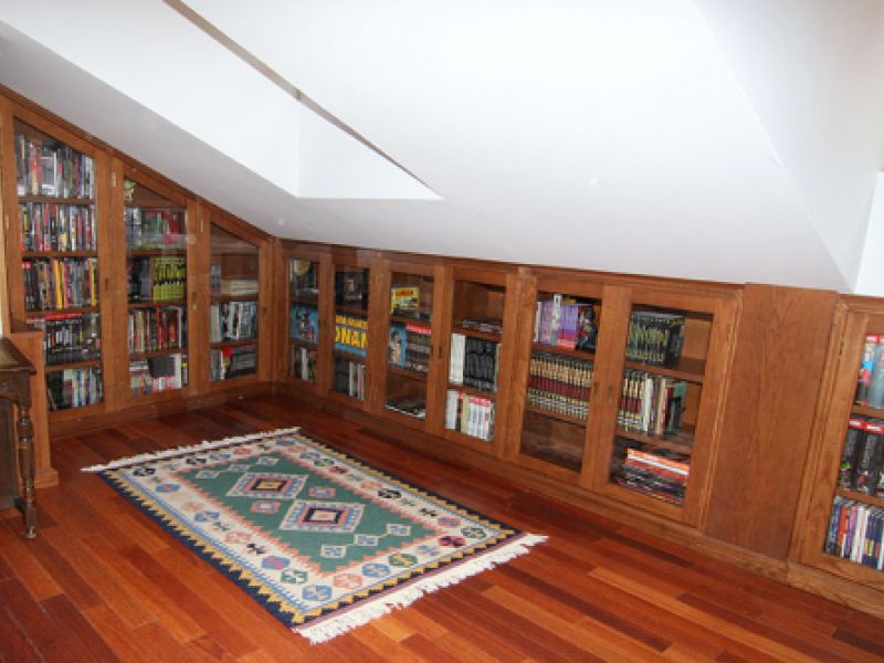 Buhardilla con librería integrada en la pared