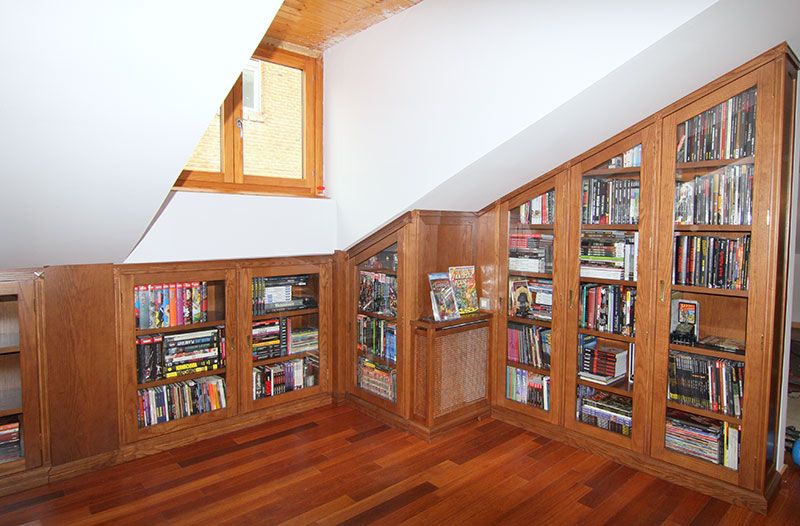 Estantería para biblioteca en buhardilla