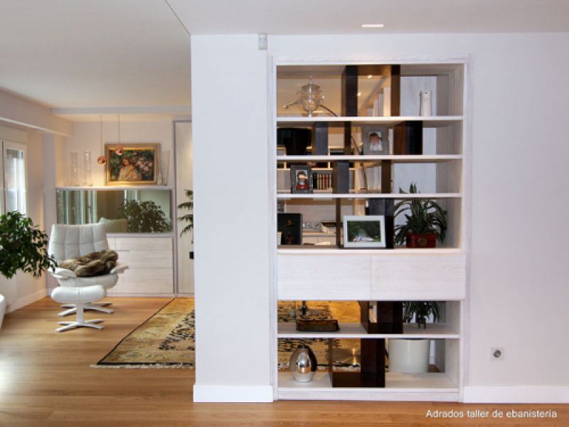 Mueble separador de habitaciones a modo de estantería