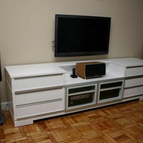 Mueble en laca blanca con con herrajes de aluminio