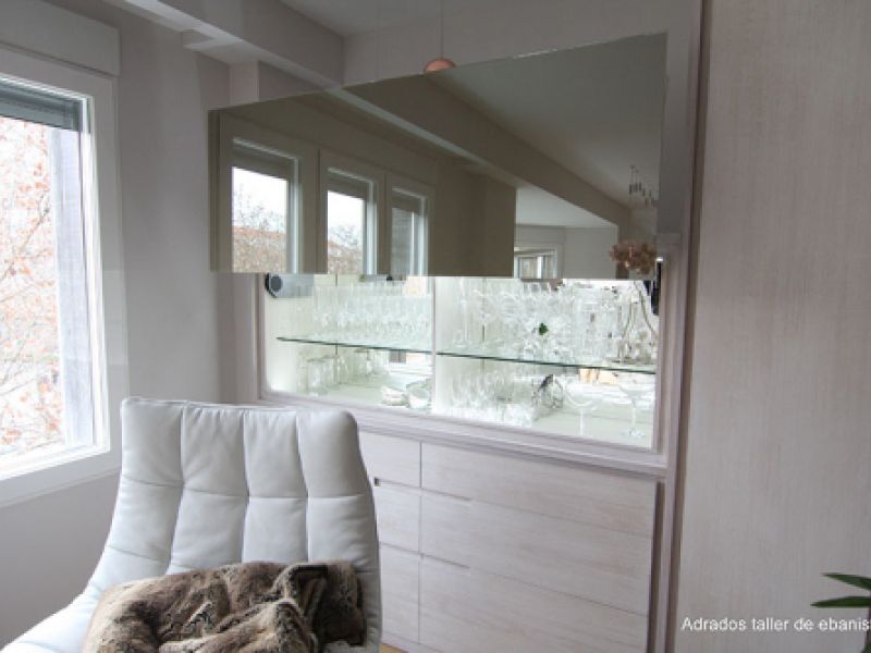 Mueble de madera blanca separador de espacios