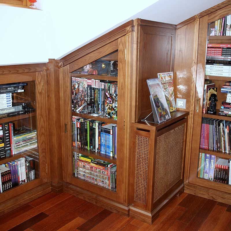 Estantería de madera con puertas de vidrio para buhardilla