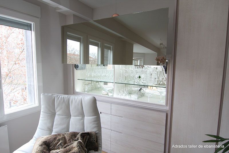 Mueble de madera blanca separador de espacios