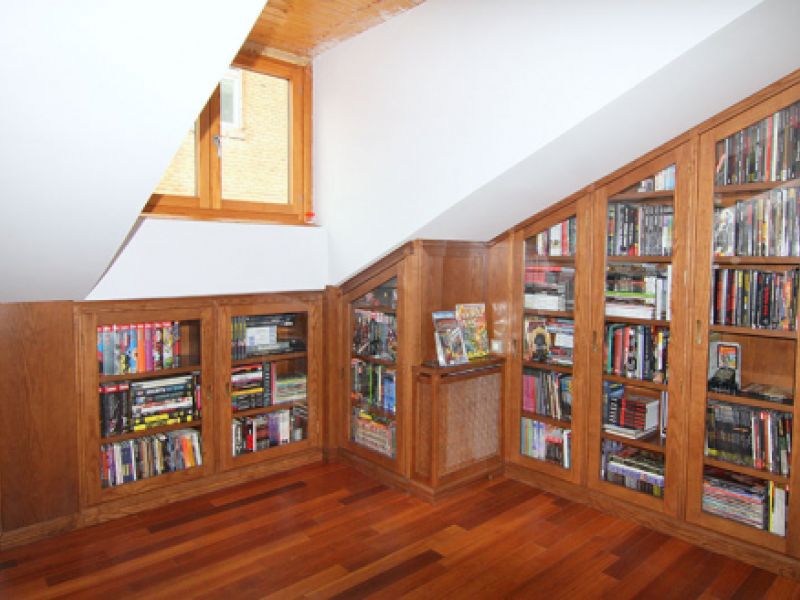 Estantería para biblioteca en buhardilla