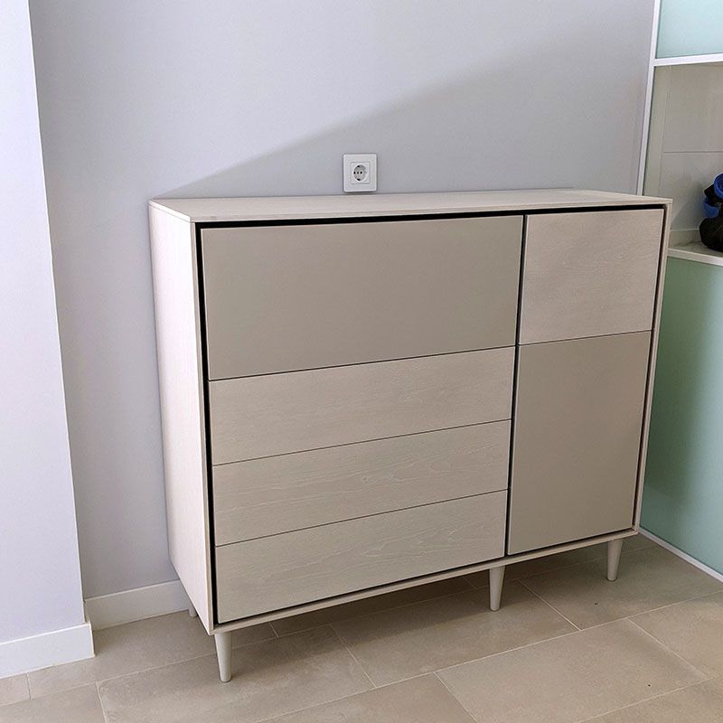 Aparador auxiliar de fresno gris cerrado