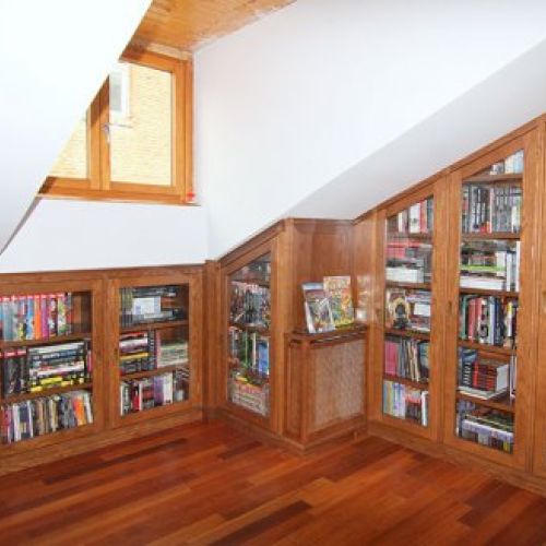 Biblioteca con puertas de cristal