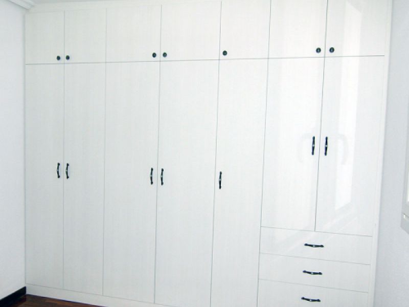 Armario blanco grande con tiradores de metal negro