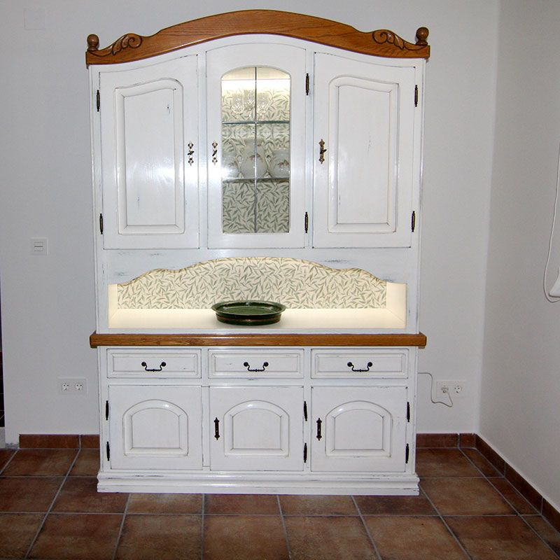 Vitrina de madera lacada en blanco