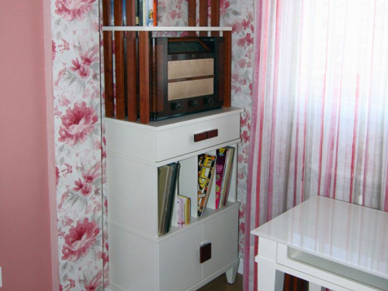 Librero para tocadiscos en cerezo y lacado blanco