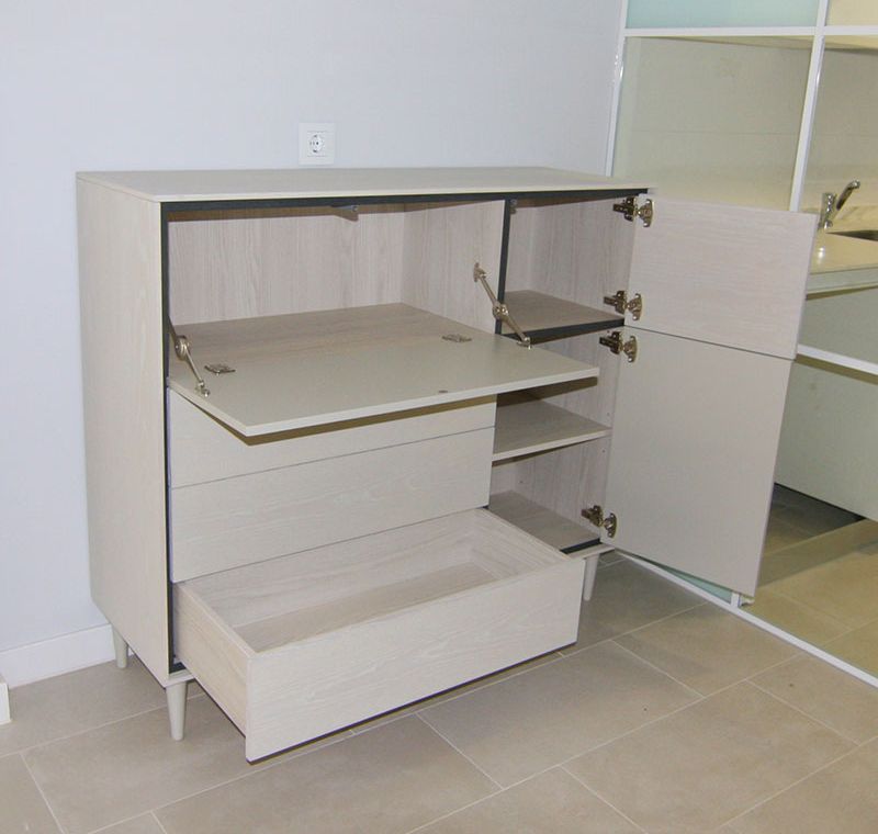 Aparador auxiliar de fresco gris con los cajones abiertos