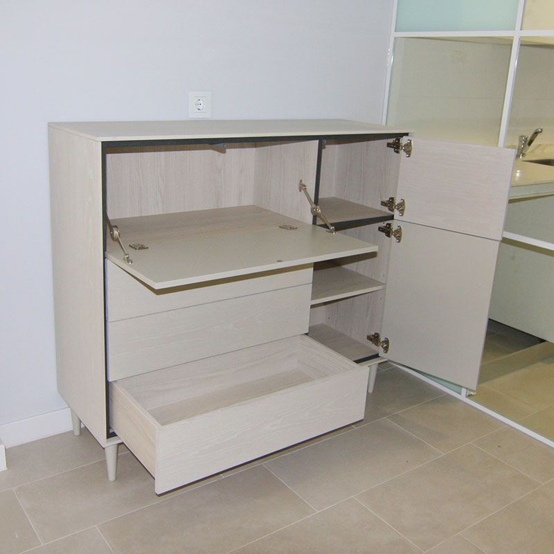 Aparador auxiliar de fresco gris con los cajones abiertos