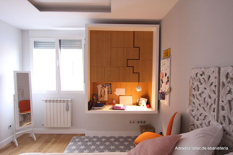 Librería cuadrada con luz y escritorio flotante