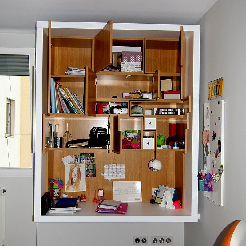 Librería cuadrada con luz y escritorio flotante