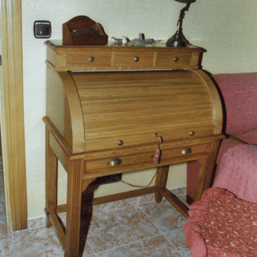 Secreter con tapa de persiana.