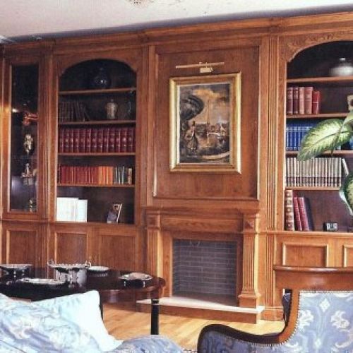 Boisserie  roble con chimenea simulada.