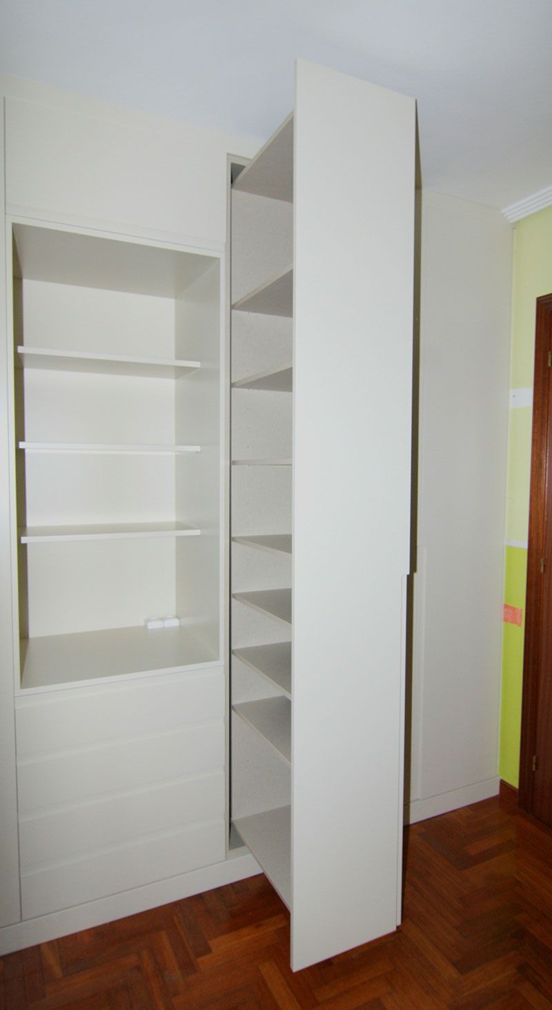 Armario de puertas lacadas con uñero de color blanco