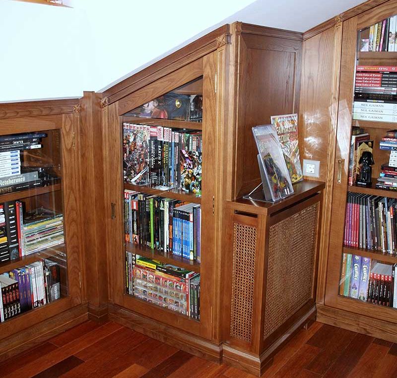 Estantería de madera con puertas de vidrio para buhardilla