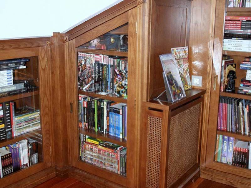 Estantería de madera con puertas de vidrio para buhardilla