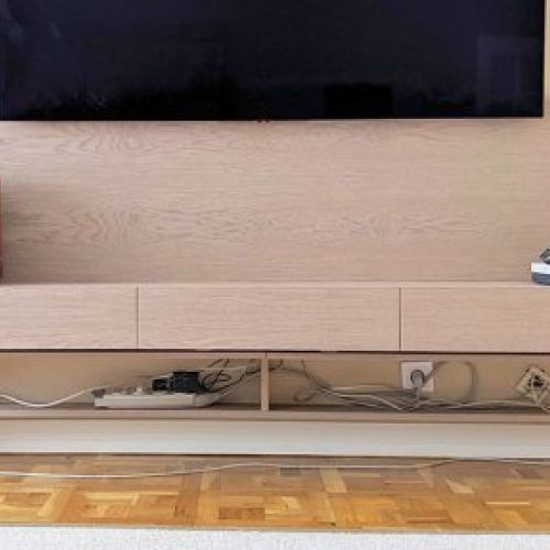 Mueble televisión en roble teñido de aceite