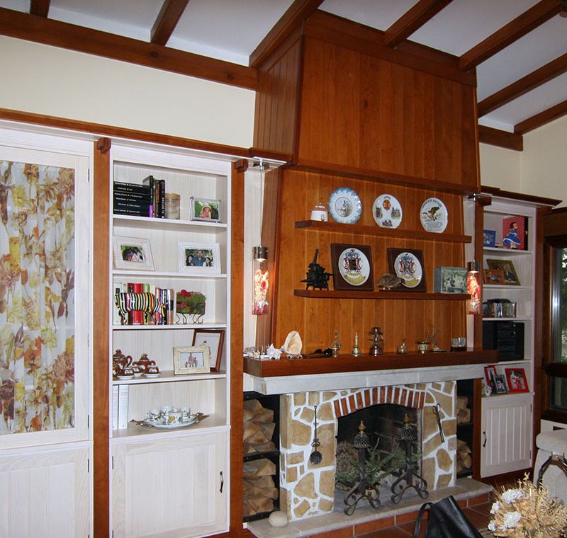 Librería de pino sobre chimenea