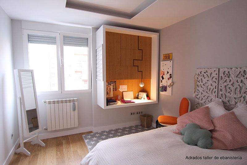 Librería cuadrada con luz y escritorio flotante