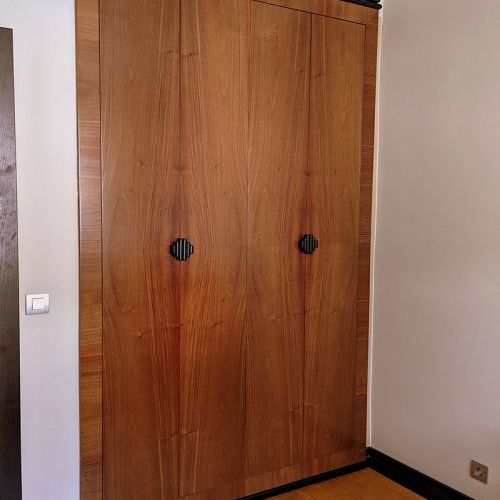 Armario con puertas plegables correderas