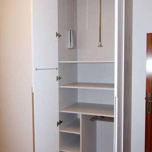 Armario puertas con uñero en madera